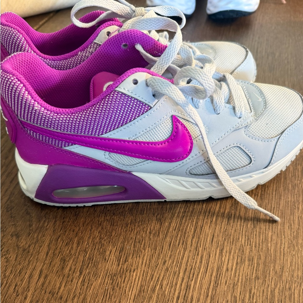Girls size 4 Nike air max